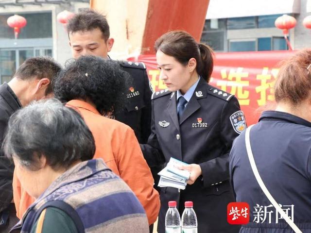 图为警方进社区“零距离”普法宣传