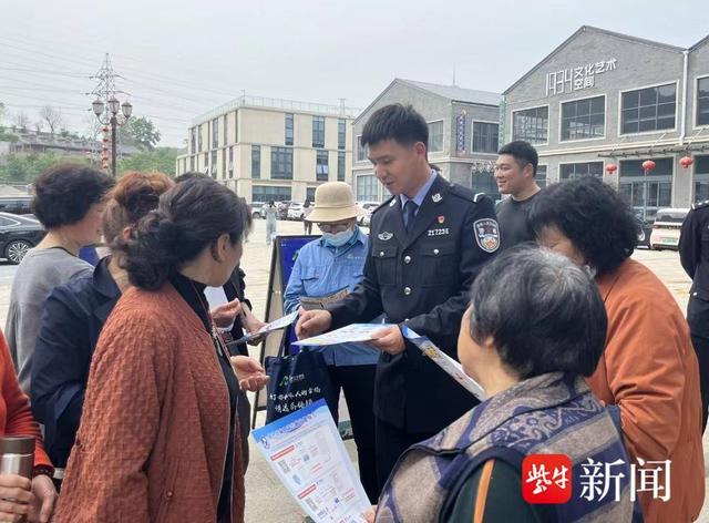 图为警方进社区“零距离”普法宣传